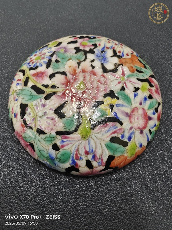 古玩陶瓷墨地粉彩百花不落地印盒真品鑒賞圖