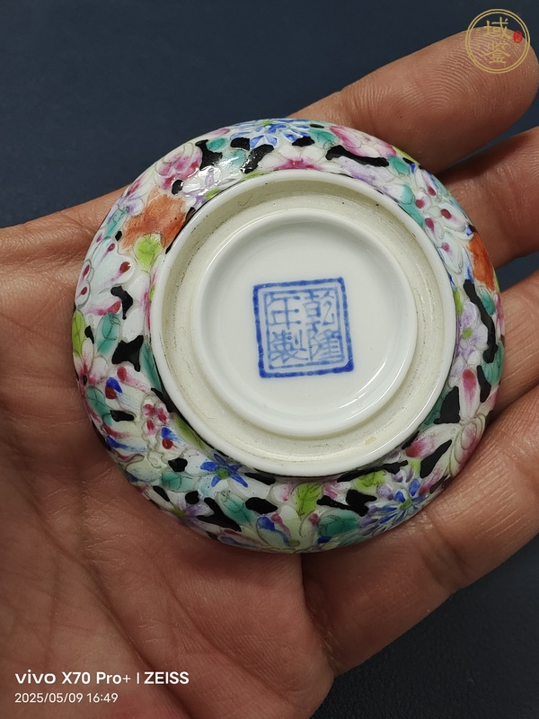 古玩陶瓷墨地粉彩百花不落地印盒真品鑒賞圖