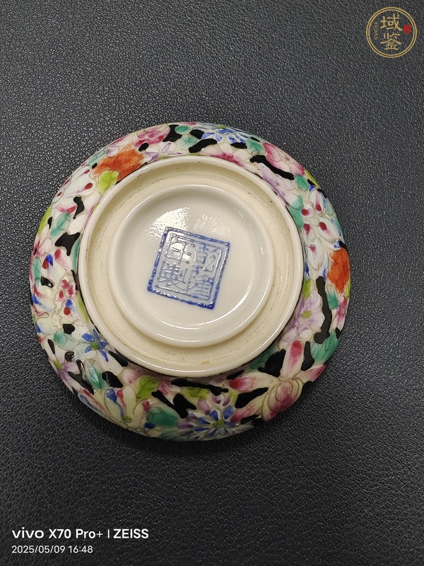 古玩陶瓷墨地粉彩百花不落地印盒真品鑒賞圖