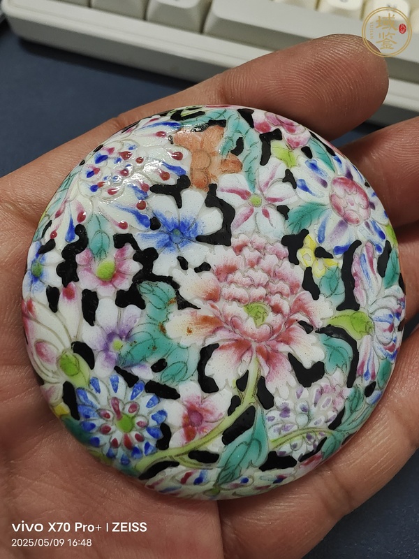 古玩陶瓷墨地粉彩百花不落地印盒真品鑒賞圖