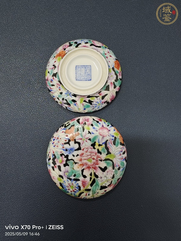 古玩陶瓷墨地粉彩百花不落地印盒真品鑒賞圖