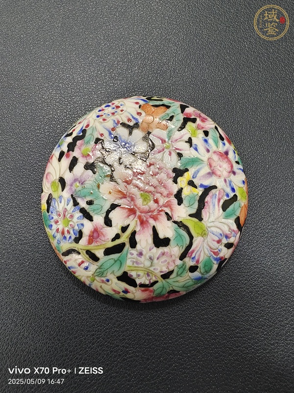 古玩陶瓷墨地粉彩百花不落地印盒真品鑒賞圖