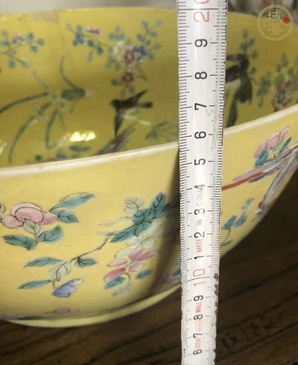 古玩陶瓷黃地粉彩鳳穿牡丹圖大碗真品鑒賞圖