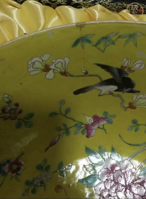 古玩陶瓷黃地粉彩鳳穿牡丹圖大碗真品鑒賞圖