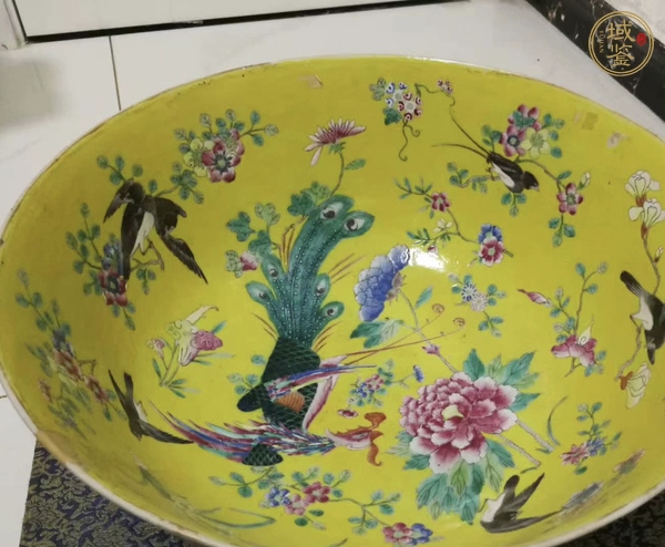 古玩陶瓷黃地粉彩鳳穿牡丹圖大碗真品鑒賞圖