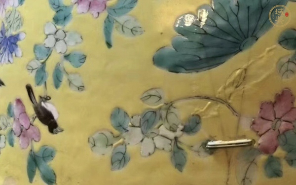 古玩陶瓷黃地粉彩鳳穿牡丹圖大碗真品鑒賞圖