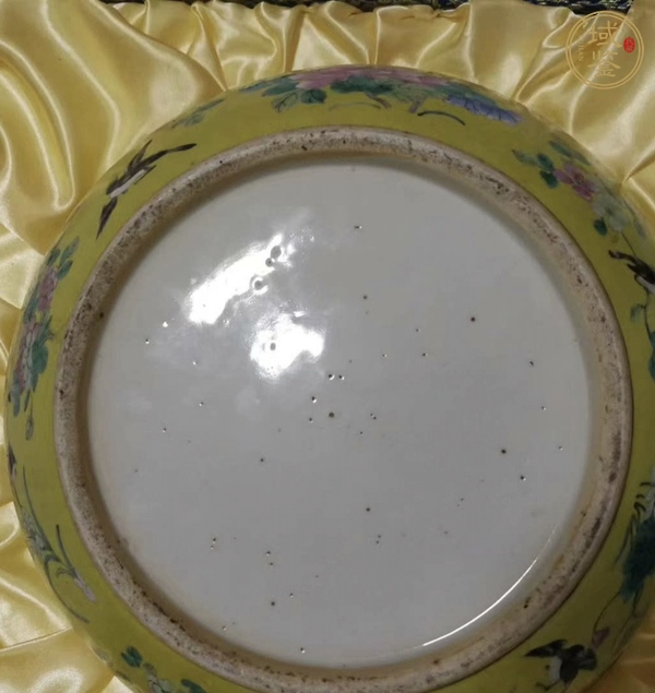 古玩陶瓷黃地粉彩鳳穿牡丹圖大碗真品鑒賞圖