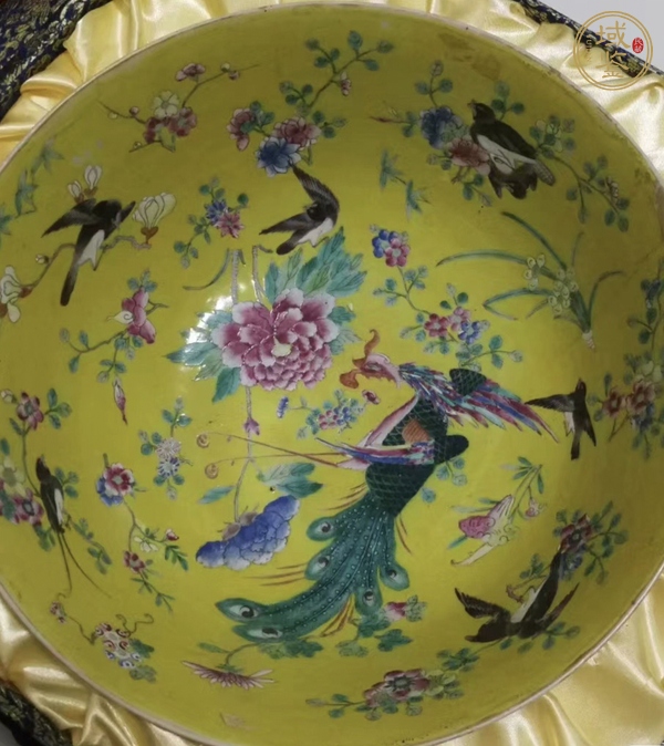 古玩陶瓷黃地粉彩鳳穿牡丹圖大碗真品鑒賞圖