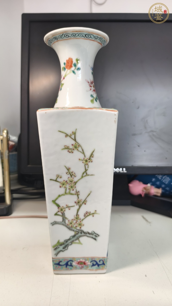 古玩陶瓷民國 粉彩花卉紋四方瓶真品鑒賞圖