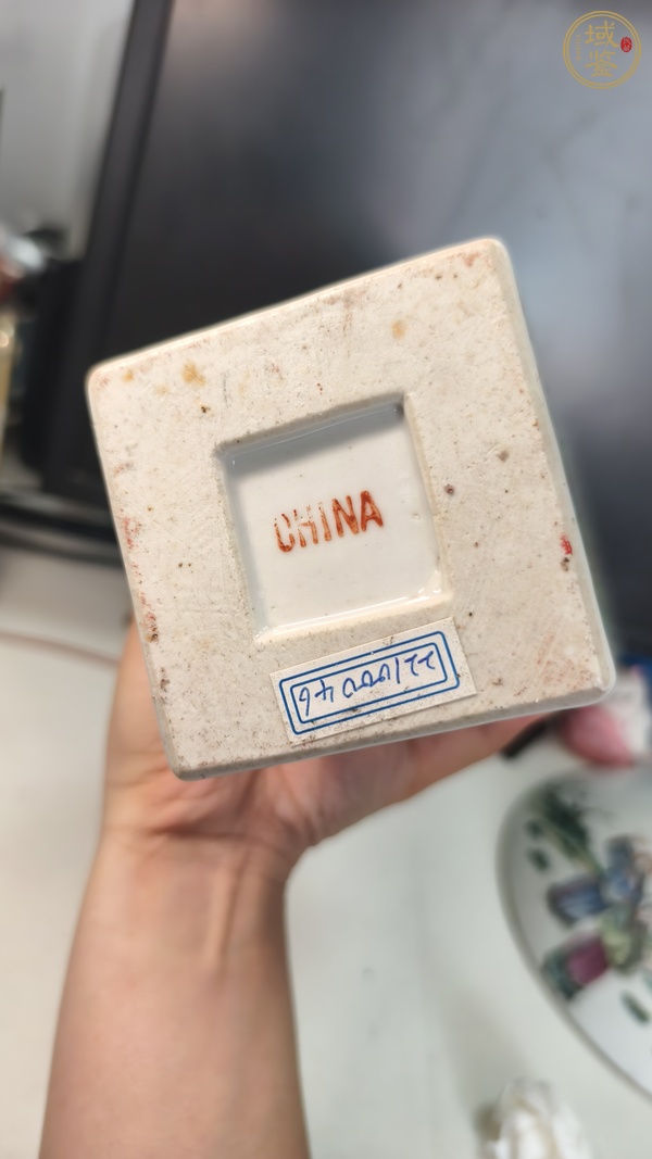古玩陶瓷民國 粉彩花卉紋四方瓶真品鑒賞圖