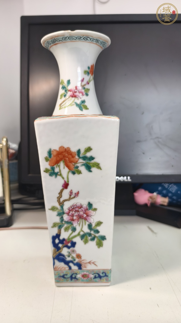 古玩陶瓷民國 粉彩花卉紋四方瓶真品鑒賞圖