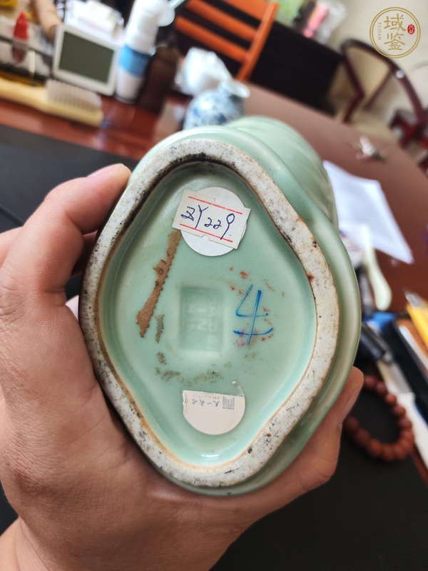 古玩陶瓷晚清青釉八卦瓶真品鑒賞圖