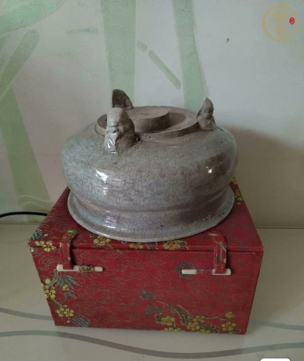 古玩陶瓷龍泉青瓷三足爐真品鑒賞圖