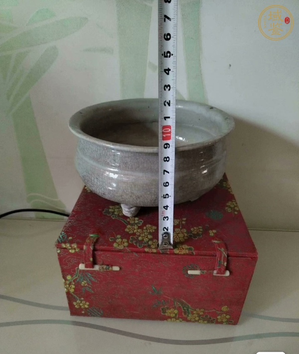 古玩陶瓷龍泉青瓷三足爐真品鑒賞圖