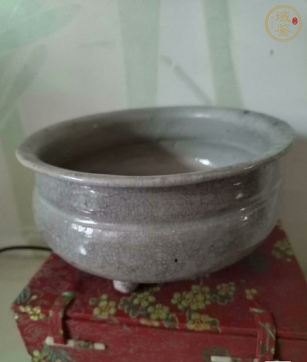 古玩陶瓷龍泉青瓷三足爐真品鑒賞圖