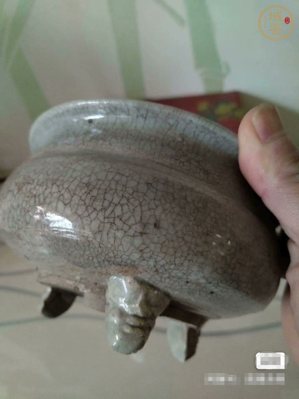 古玩陶瓷龍泉青瓷三足爐真品鑒賞圖