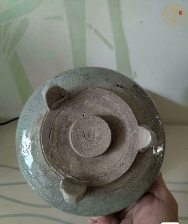 古玩陶瓷龍泉青瓷三足爐真品鑒賞圖
