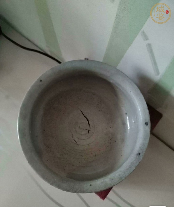古玩陶瓷龍泉青瓷三足爐真品鑒賞圖