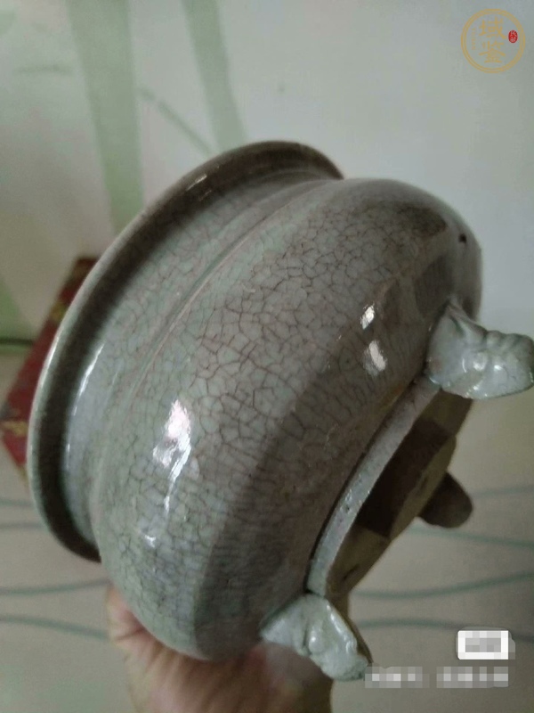 古玩陶瓷龍泉青瓷三足爐真品鑒賞圖