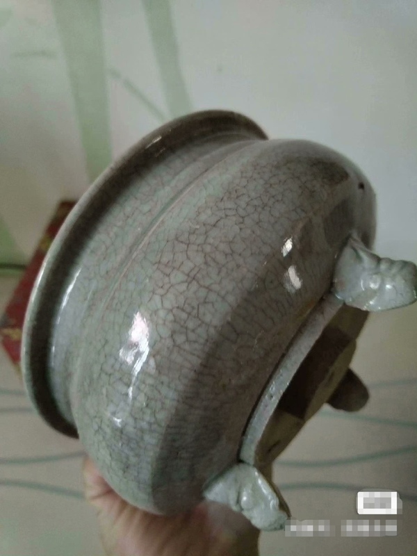 古玩陶瓷龍泉青瓷三足爐拍賣，當(dāng)前價(jià)格2688元