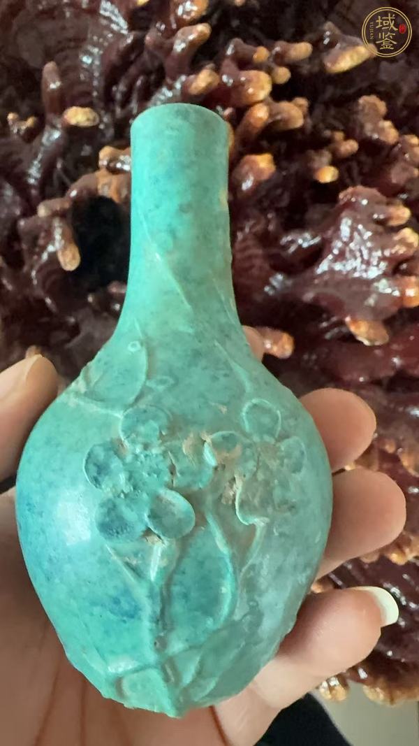 古玩陶瓷綠松石釉貼塑梅紋天球瓶真品鑒賞圖