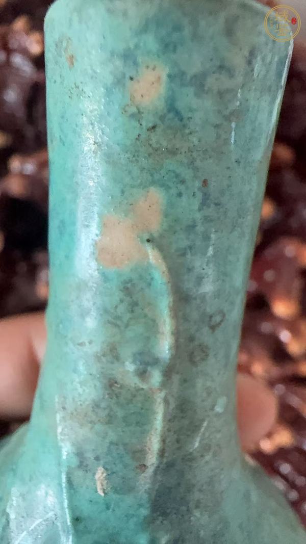 古玩陶瓷綠松石釉貼塑梅紋天球瓶真品鑒賞圖