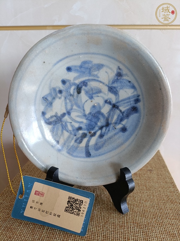 古玩明中晚期青花洞石花卉紋盤真品鑒賞圖
