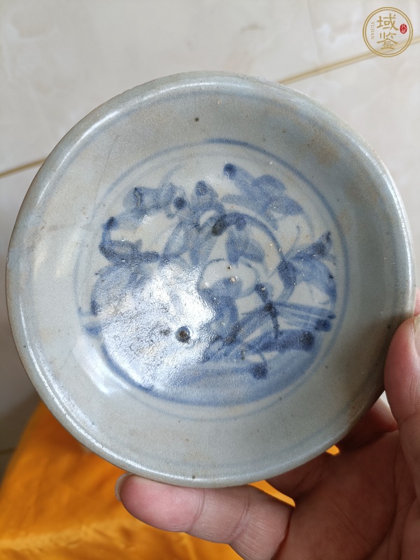 古玩陶瓷明中晚期青花洞石花卉紋盤真品鑒賞圖
