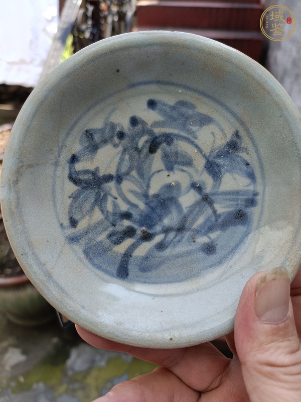 古玩陶瓷明中晚期青花洞石花卉紋盤真品鑒賞圖