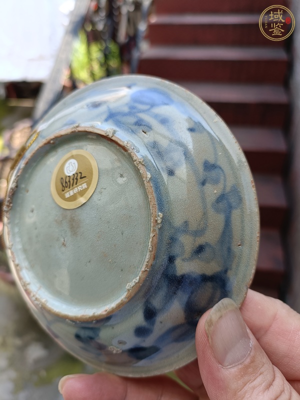 古玩陶瓷明中晚期青花洞石花卉紋盤真品鑒賞圖