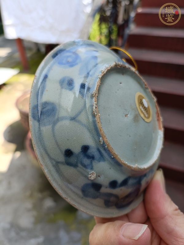古玩陶瓷明中晚期青花洞石花卉紋盤真品鑒賞圖