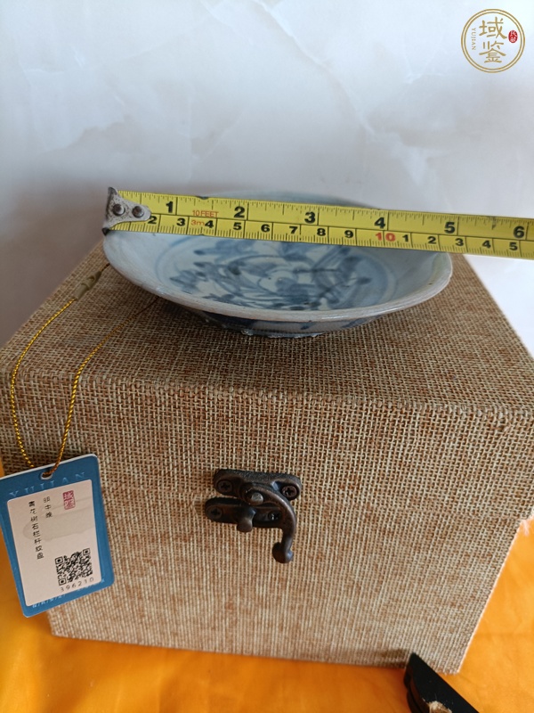 古玩陶瓷明中晚期青花洞石花卉紋盤真品鑒賞圖