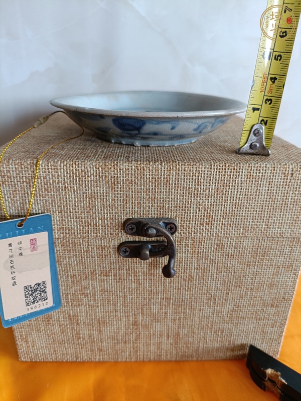 古玩陶瓷明中晚期青花洞石花卉紋盤真品鑒賞圖