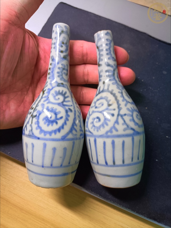 古玩陶瓷卷草紋青花瓶真品鑒賞圖