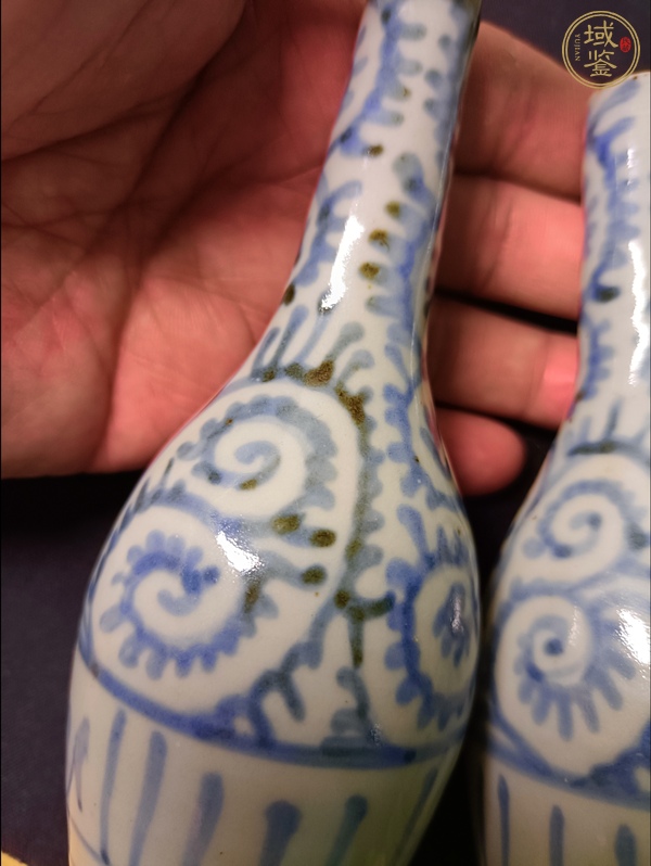 古玩陶瓷卷草紋青花瓶真品鑒賞圖