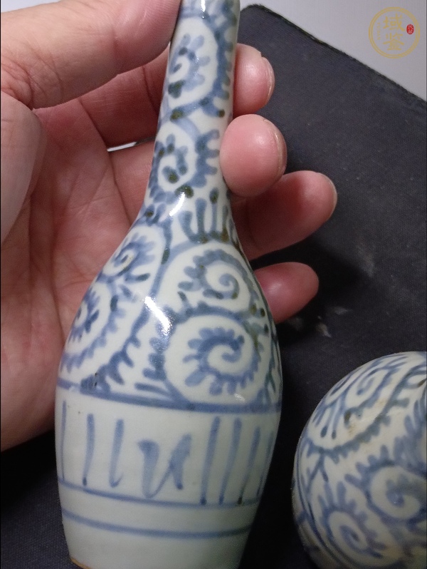 古玩陶瓷卷草紋青花瓶真品鑒賞圖