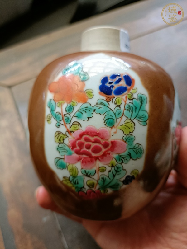 古玩陶瓷紫金釉開光粉彩罐真品鑒賞圖