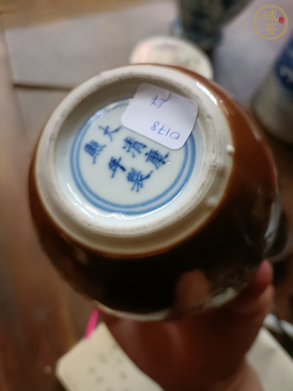 古玩陶瓷紫金釉開光粉彩罐真品鑒賞圖