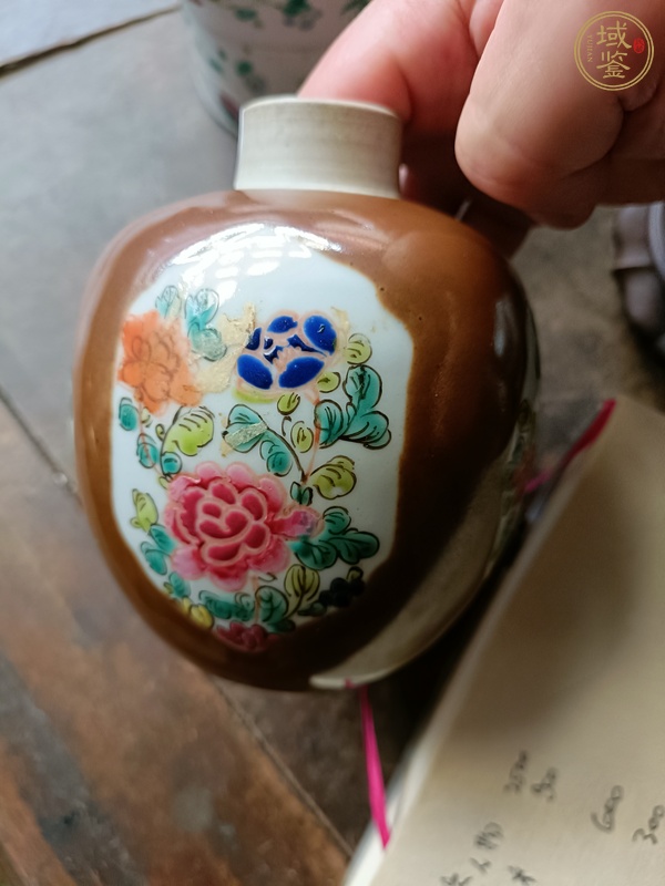古玩陶瓷紫金釉開光粉彩罐真品鑒賞圖