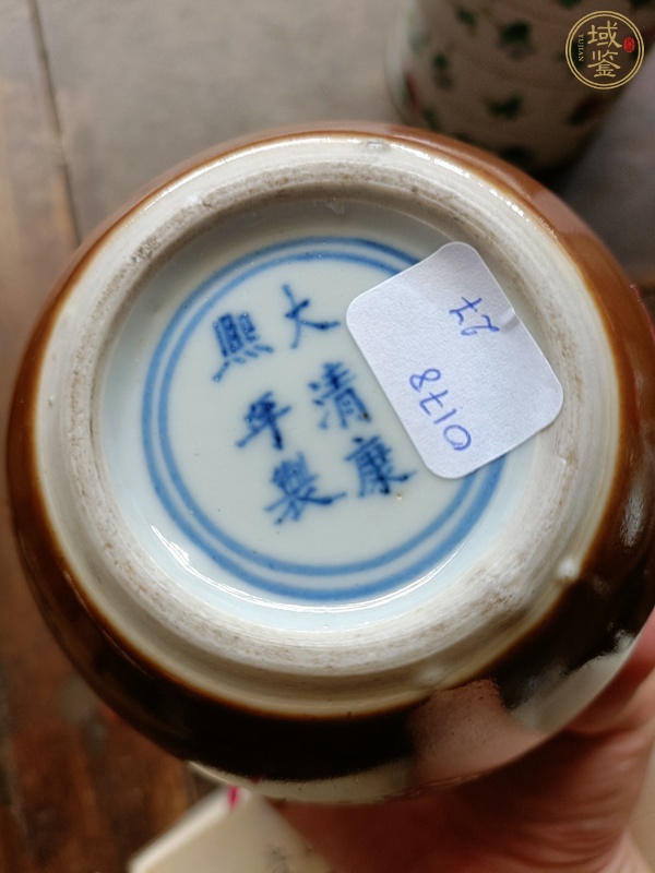 古玩陶瓷紫金釉開光粉彩罐真品鑒賞圖