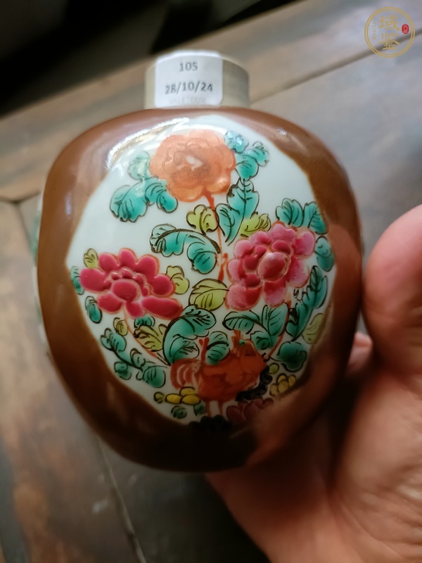 古玩陶瓷紫金釉開光粉彩罐真品鑒賞圖