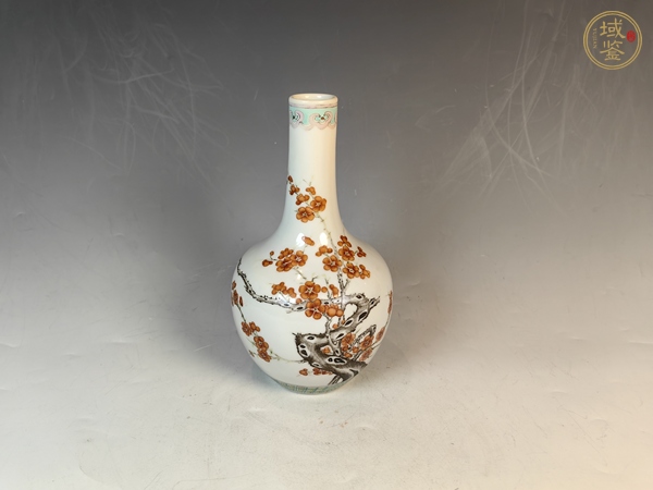 古玩陶瓷晚清礬紅墨彩梅花傲骨天球瓶真品鑒賞圖