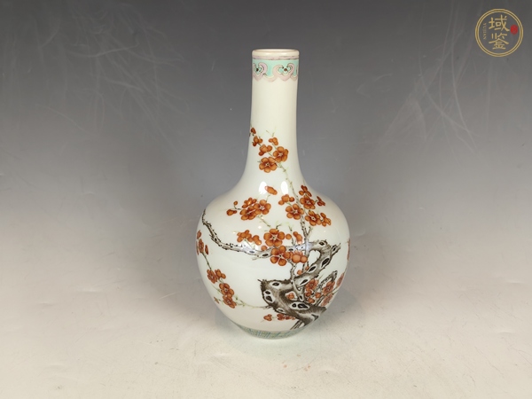 古玩陶瓷晚清礬紅墨彩梅花傲骨天球瓶真品鑒賞圖