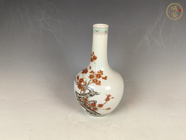 古玩陶瓷晚清礬紅墨彩梅花傲骨天球瓶真品鑒賞圖
