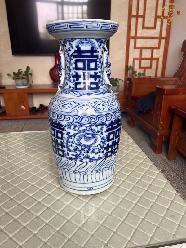古玩陶瓷纏枝花囍字紋青花瓶真品鑒賞圖