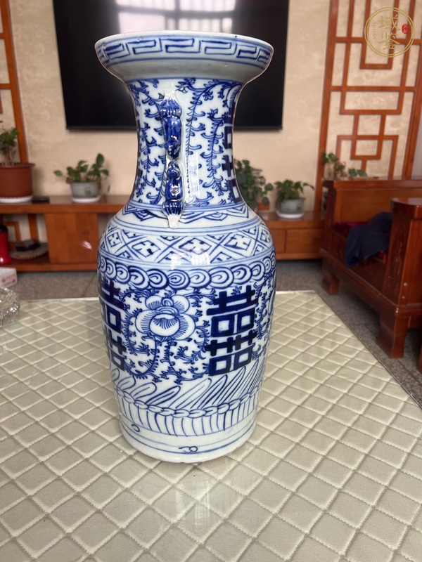 古玩陶瓷纏枝花囍字紋青花瓶真品鑒賞圖