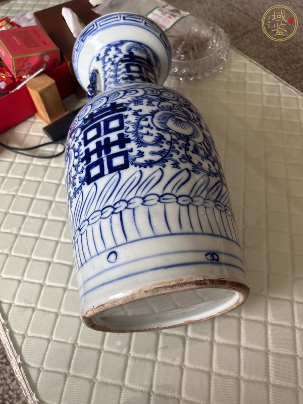 古玩陶瓷纏枝花囍字紋青花瓶真品鑒賞圖