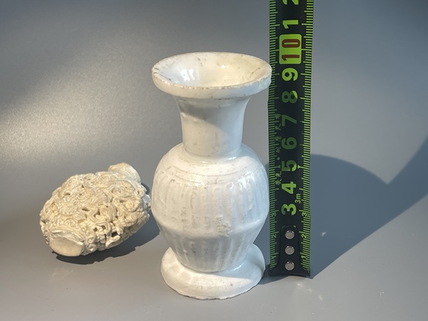 古玩陶瓷德化窯瓜棱瓶拍賣(mài)，當(dāng)前價(jià)格850元