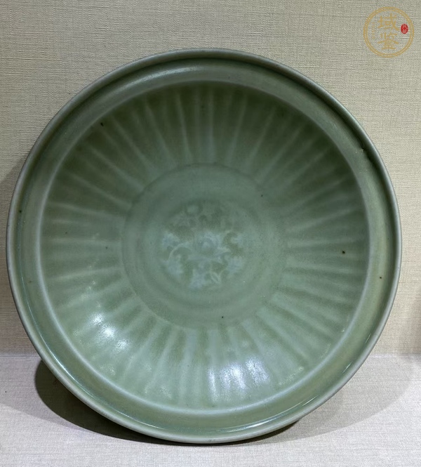 古玩陶瓷龍泉窯青釉盤真品鑒賞圖