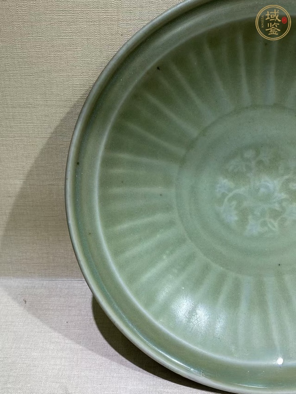 古玩陶瓷龍泉窯青釉盤真品鑒賞圖
